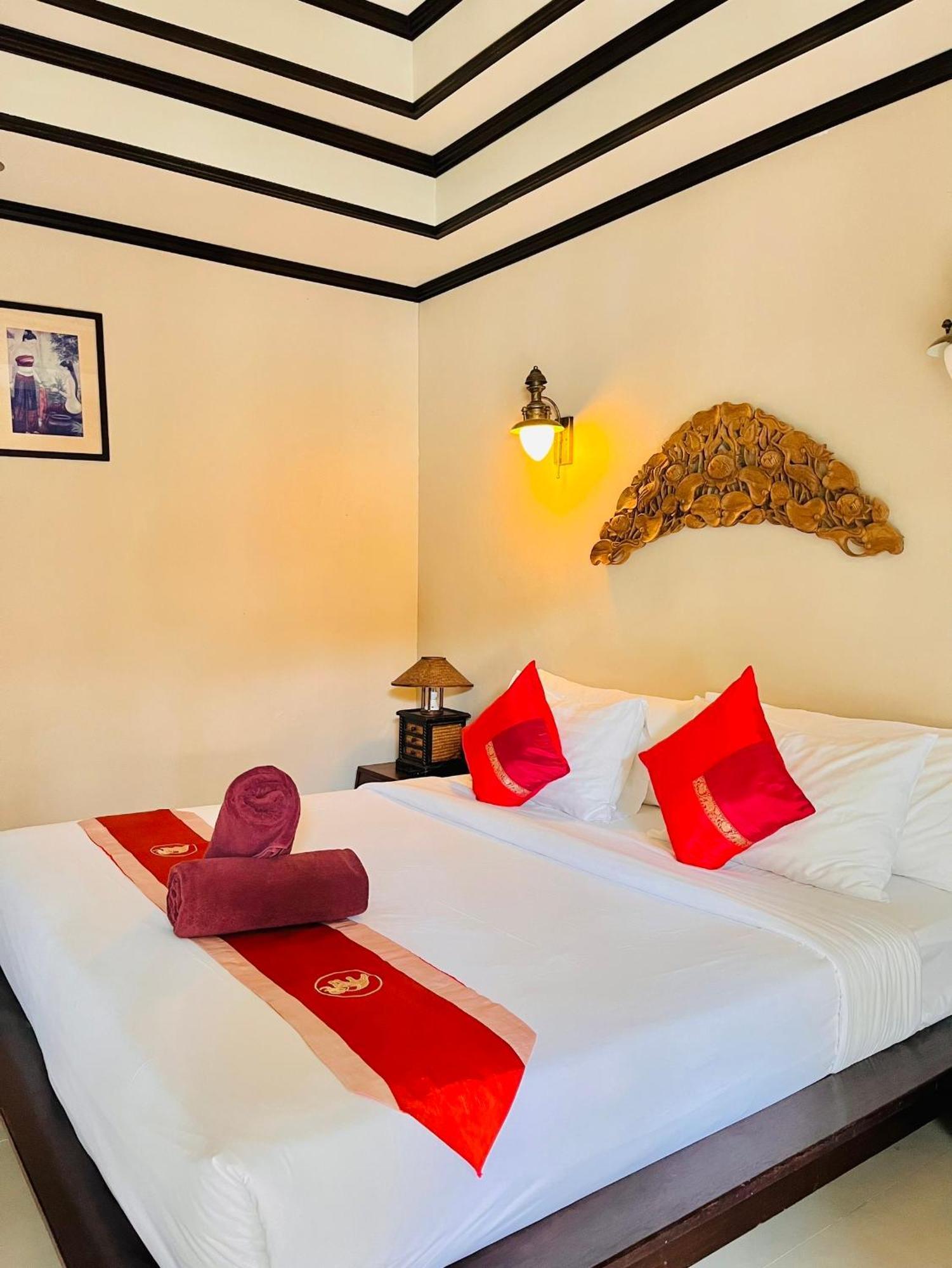 Kanok Buri Resort Lipa Noi Exterior foto